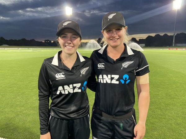 Fran Jonas and Brooke Halliday (Photo/ White Ferns Twitter)