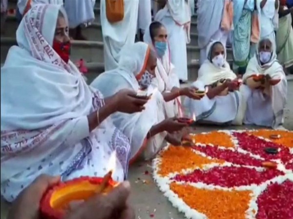 Many elderly widows celebrate Deepawali at Keshi Ghat (ANI Photo)