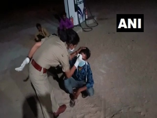 Footage of the viral video in which the police woman scribbled on the forehead of labourer. Photo/ANI