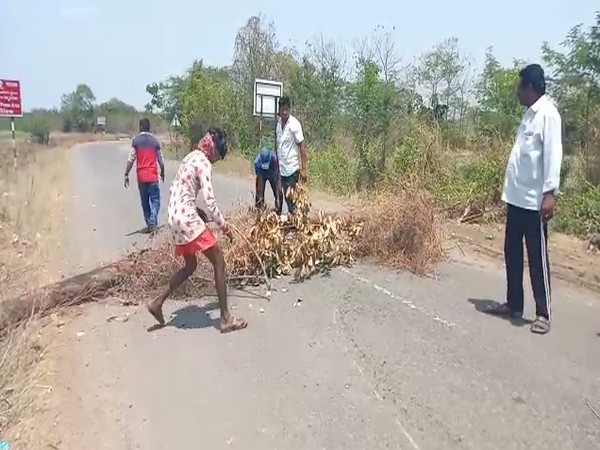 People of Jagannatha Puram and Jujjuru have blocked the road between the two villages in Veerulapadu mandal, Krishna district.