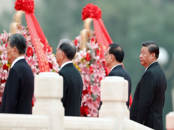 Chinese President Xi Jinping stands next to Premier Li Keqiang, Politburo Standing Committee members (Photo Credit: Reuters) 