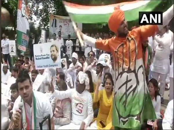 Youth Congress activisits in a dharna outsid Rahul Gandhi's residence on Wednesday (Photo/ANI)