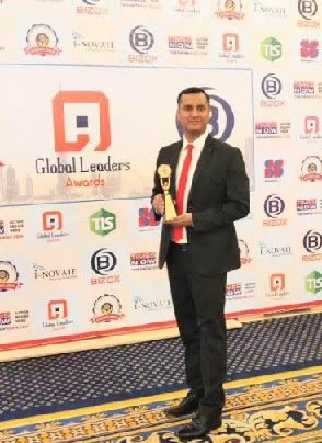 Jayant Jha, Co-founder and CEO Yaantra with the Award