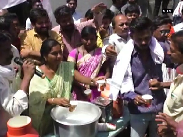 Prahar Janshakti candidate Vaishali Yeddy distributing milk in front of liquor shop in Yavatmal, Maharashtra, on Friday. Photo/ANI  