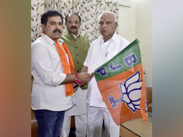 Karnataka Chief Minister BS Yediyurappa with JDU MLC Puttanna, who joined BJP, on Tuesday. Photo/ANI
