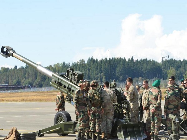 Troops train on howitzers, Chinook helicopters