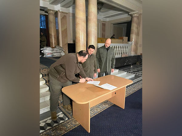 Ukrainian President Volodymyr Zelenskyy (in middle) [Photo Credit Twitter- @ua_parliament)