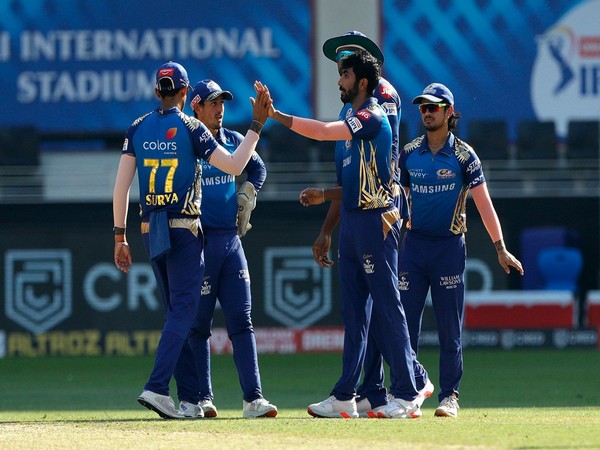 Mumbai Indians in action against Delhi Capitals (Photo/ iplt20.com)