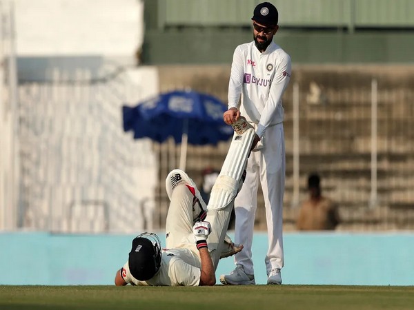 Virat Kohli helping Joe Root on the field. (Photo/ BCCI) 
