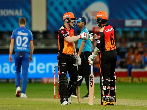David Warner and Wriddhiman Saha in action against Delhi Capitals (Photo/ iplt20.com)