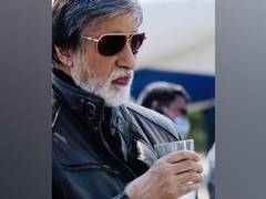 
      
      Amitabh Bachchan looks dapper, relishes lemonade on 'MayDay' sets
      
      