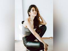 
      
      Alaya F ditches her healthy diet to gorge on jalebis
      
      