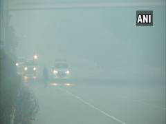 
      
      Dense fog shrouds Delhi, trains delayed 
      
      