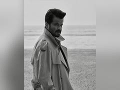 
      
      Anil Kapoor joins Hrithik Roshan, Deepika Padukone in 'Fighter' 
      
      