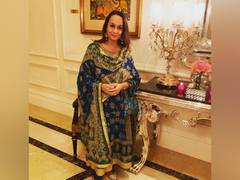 
      
      Soni Razdan features in new song 'Ae Savere' 
      
      