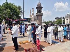 
      
      Over 8,000 people perform prayer at Islamic Heritage Mecca Masjid
      
      