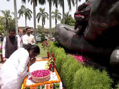 
      
      Droupadi Murmu speaks with Jharkhand CM, seeks support
      
      