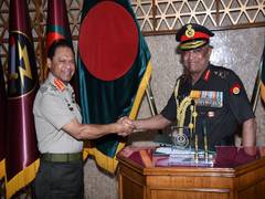 
      
      Indian Army chief  calls on his Bangladeshi counterpart
      
      