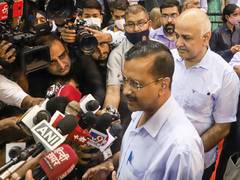 
      
      Delhi govt to allow pvt liquor shops to operate for another month
      
      