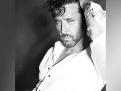 
      
      Hrithik Roshan shares video with team members
      
      