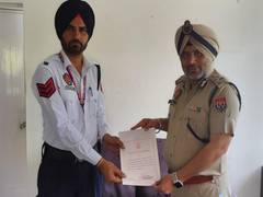 
      
      ADGP AS Rai felicitates a Head Constable for turning down bribe 
      
      