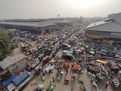 
      
      People flout COVID-19 guidelines at Ludhiana vegetable market
      
      
