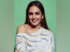 
      
      I believe in strong girls supporting each other: Huma Qureshi 
      
      