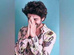 
      
      Fan asks Kartik Aryan to send him Rs 500
      
      