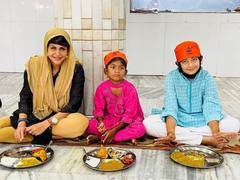 
      
      Mandira Bedi organises langar at gurdwara in husband's memory
      
      