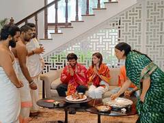 
      
      Ananya Panday seeks blessings from Vijay Deverakonda's mother
      
      