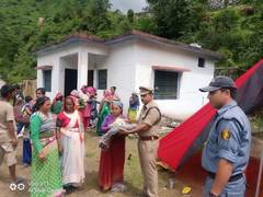 
      
      U'khand: Police distribute relief materials in Chamoli
      
      