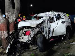 
      
      4 injured as car rams into tree in Thane 
      
      