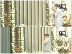 
      
      Mumbai: Bhagat Koshyari, Uddhav Thackeray pay tributes to...
      
      
