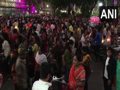 
      
      Crowd throngs Indore's Rajwada market, violates Covid protocols
      
      