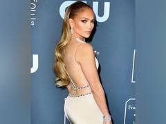 
      
      Jennifer Lopez shows off custom-made Super Bowl 2020 bling cup
      
      