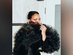 
      
      On her birthday, Rihanna gives free Fenty Beauty highlighters...
      
      