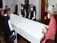 
      
      J-K High Court Bar Association Jammu meets Lt Governor,...
      
      