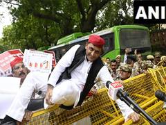 
      
      Akhilesh Yadav jumps over barricade as Police tries to stop INDIA
      
      
