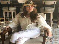 
      
      Kareena Kapoor aces 'work from home' look amid self-isolation
      
      