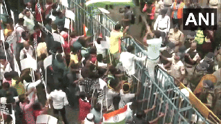 
      
      Kolkata: Protesters climb atop, break police barricades during pr
      
      