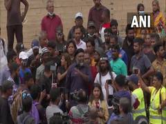 
      
      Sri Lanka: Protesters gather outside Presidential Secretariat...
      
      