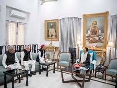 
      
      Former CM Akhilesh Yadav meets Guv over law, order situation
      
      
