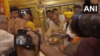 
      
      Kejriwal offers prayers at Hanuman Temple, ahead of roadshow
      
      