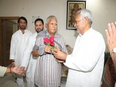 
      
      Lalu-Nitish first meet after new government formation
      
      