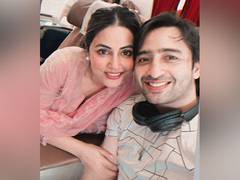 
      
      Hina Khan, Shaheer Sheikh gorge on non-veg food in Delhi
      
      
