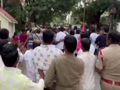
      
      Scuffle between BJYM and TRS workers in Hyderabad
      
      