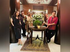 
      
      Learn how to strike a perfect pose from sisters Kareena, Karisma
      
      