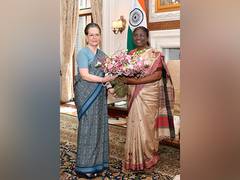 
      
      Sonia Gandhi meets President Murmu at Rashtrapati Bhavan
      
      