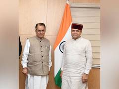 
      
      Suresh Bhardwaj meets Union Railway minister in Delhi 
      
      