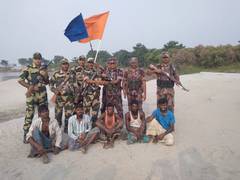
      
       BSF detains Bangladeshi nationals for crossing International Bor
      
      
